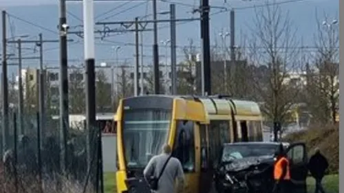 Collision entre un tram et une voiture